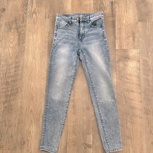 American Eagle super stretch skinny jeans size 4. Light wash